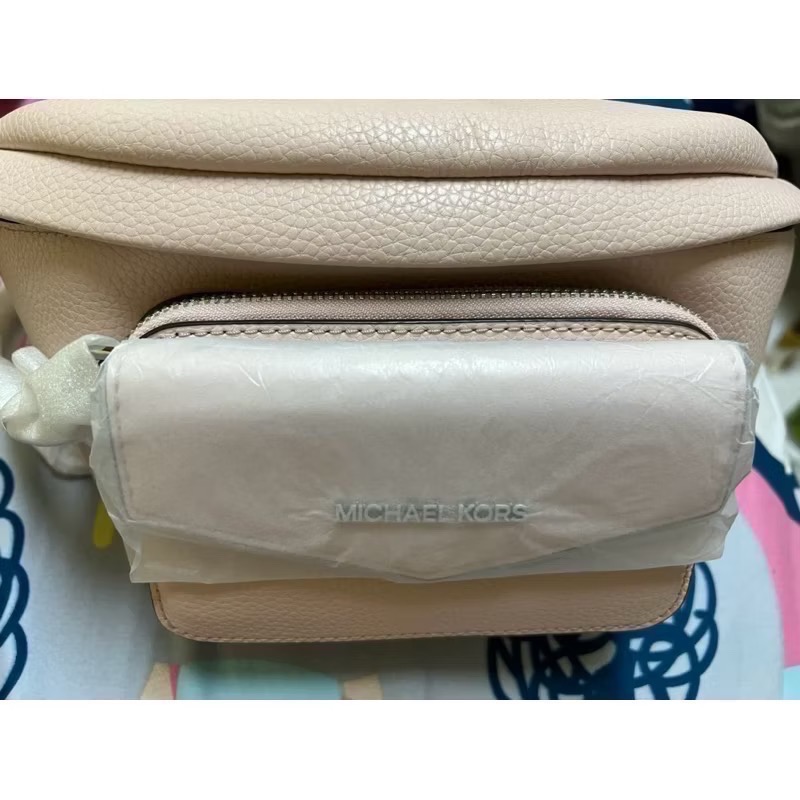 全新品👛🔥現貨🔥賠錢售出、MK二合一➡️真皮⬅️胸包、腰包、側背包 🌸櫻花粉 顏色🌸 背帶可調整-細節圖2