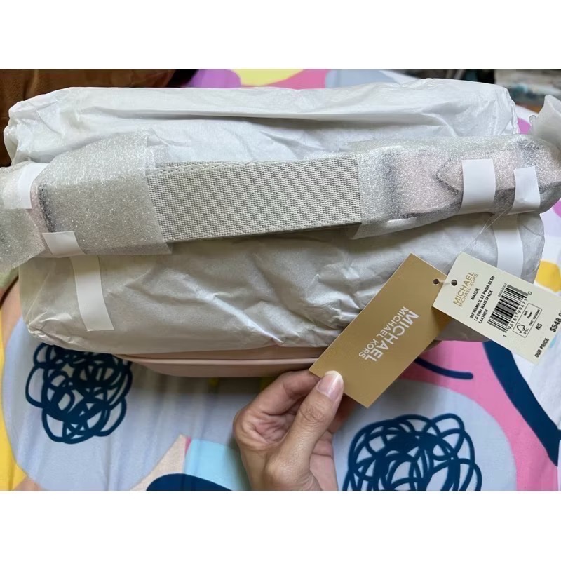 全新品👛🔥現貨🔥賠錢售出、MK二合一➡️真皮⬅️胸包、腰包、側背包 🌸櫻花粉 顏色🌸 背帶可調整-細節圖3