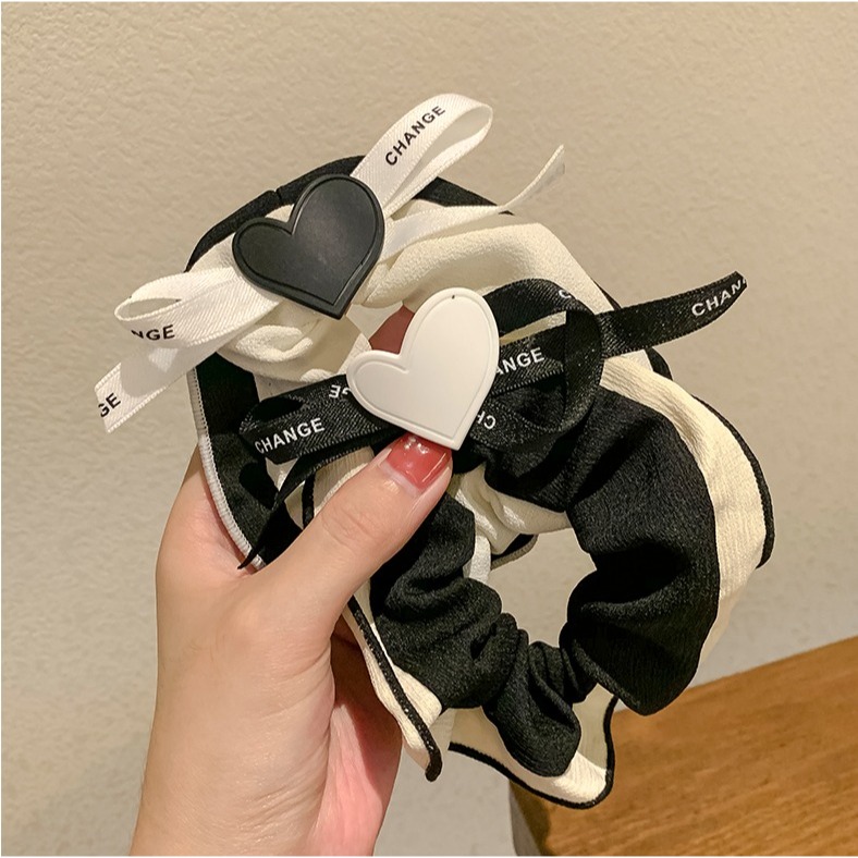 (24小時出貨) 黑白愛心撞色髮圈 大腸圈 馬尾圈 髮飾 造型髮圈 可當手環-細節圖9