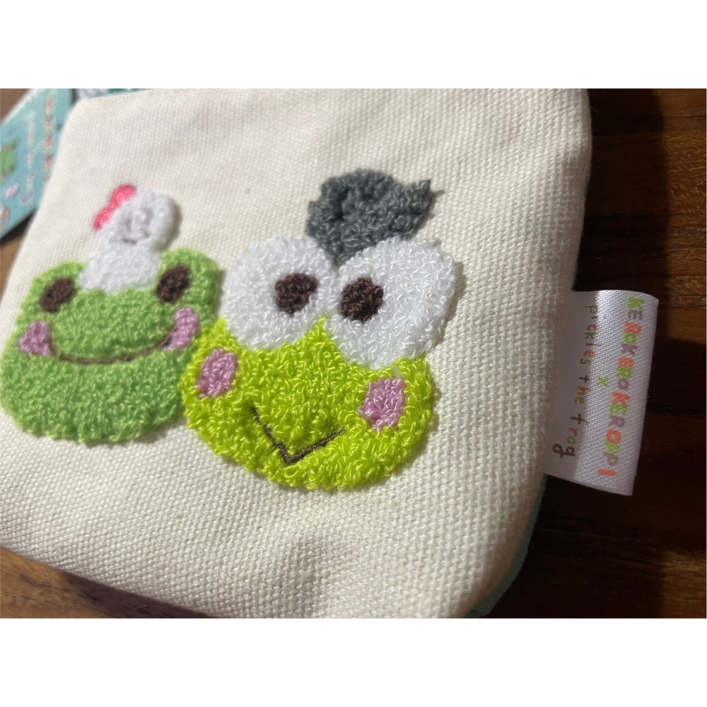 奶油點心兔~三麗鷗大眼蛙&微笑青蛙pickles the frog聯名刺繡圖案~帆布面紙包/化妝包-細節圖2