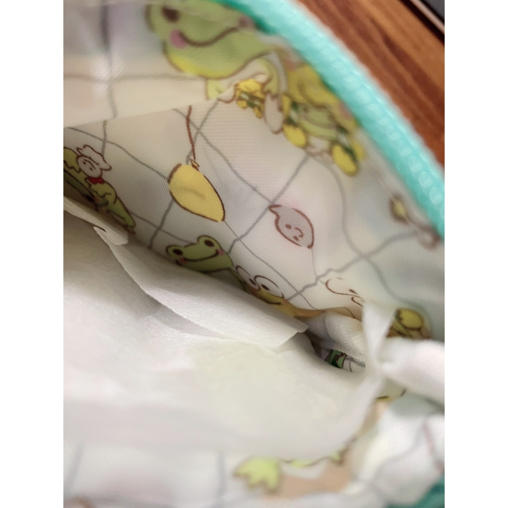 奶油點心兔~三麗鷗大眼蛙&微笑青蛙pickles the frog聯名刺繡圖案~帆布面紙包/化妝包-細節圖4