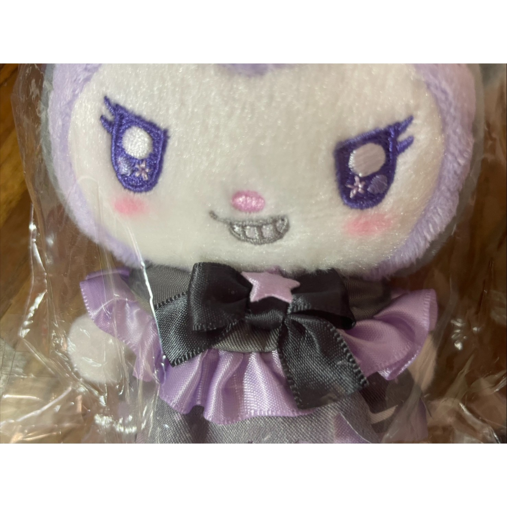 奶油點心兔~日本粧美堂聯名商品，美樂蒂酷洛米天使與惡魔系列：庫洛米紫色緞帶小惡魔造型+斜笑吊飾娃娃-細節圖4