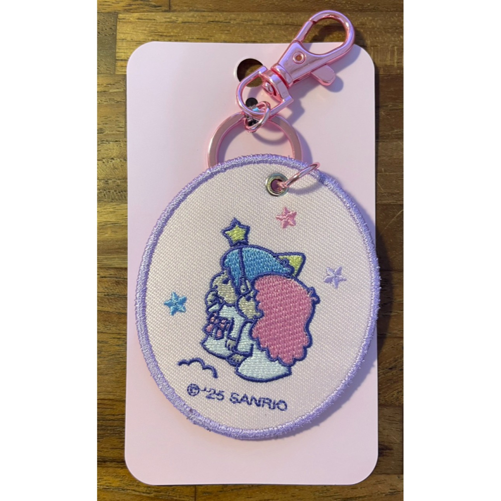 奶油點心兔~2025年角色大賞系列商品，雙子星KIKI&LALA刺繡橢圓形粉紫色鑰匙圈~-細節圖2