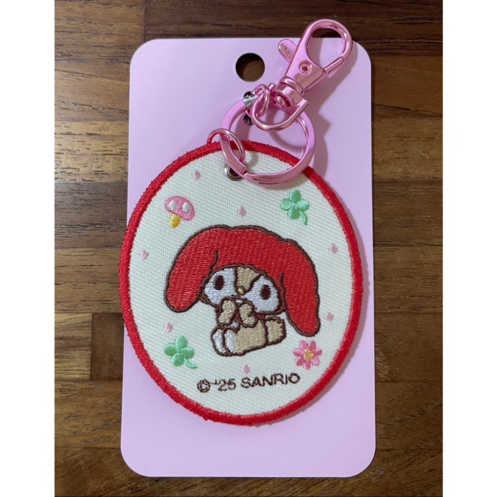 奶油點心兔~2025年角色大賞系列，美樂蒂家族：梅羅刺繡橢圓形粉紫色鑰匙圈-細節圖2