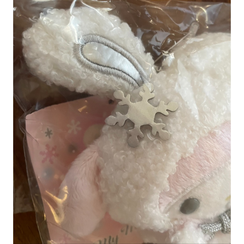奶油點心兔~2025年聖誕系列，美樂蒂白色雪兔造型吊飾娃附糖果-銀色雪花-細節圖3