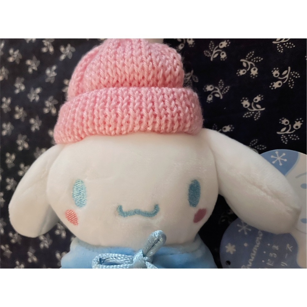 奶油點心兔~絕版2018年大耳狗喜拿戴粉色毛帽雪人造型吊飾娃娃/絨毛玩偶吊飾~藍色斗篷-細節圖2