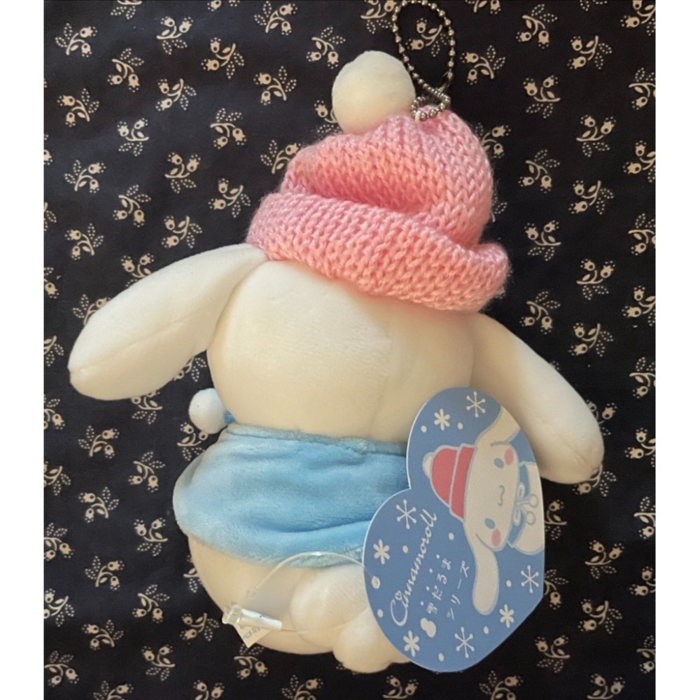 奶油點心兔~絕版2018年大耳狗喜拿戴粉色毛帽雪人造型吊飾娃娃/絨毛玩偶吊飾~藍色斗篷-細節圖3
