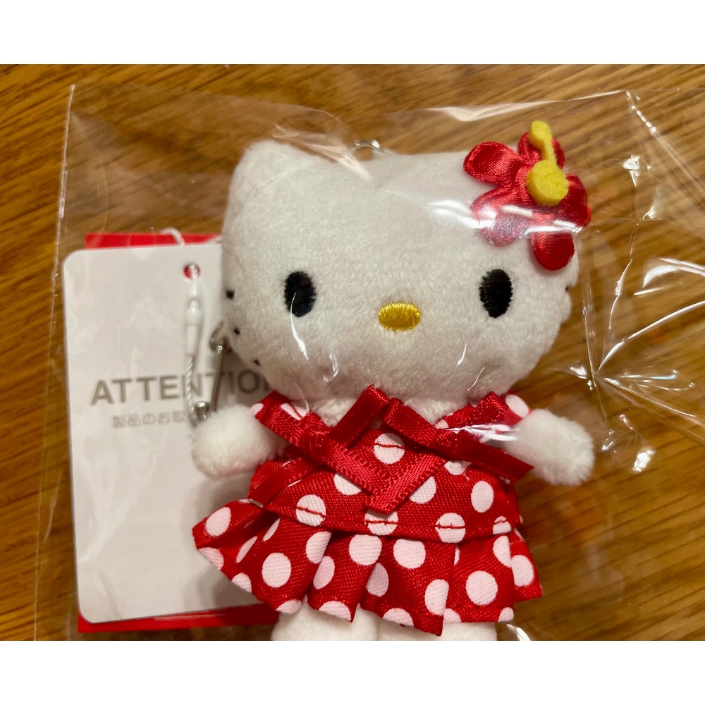 奶油點心兔：2025年日本LOWRYS FARM限定，凱蒂貓Hello Kitty紅色水玉點點洋裝鑰匙圈吊飾娃-細節圖2