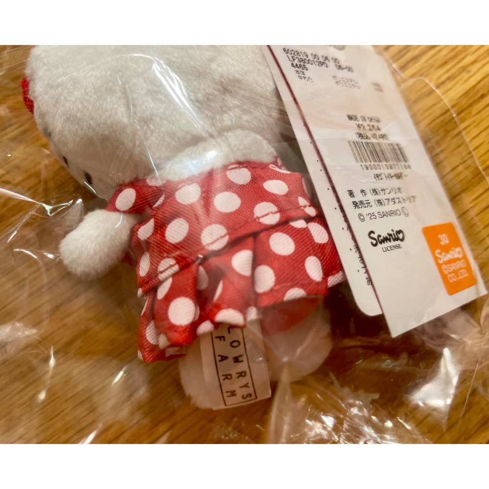 奶油點心兔：2025年日本LOWRYS FARM限定，凱蒂貓Hello Kitty紅色水玉點點洋裝鑰匙圈吊飾娃-細節圖3