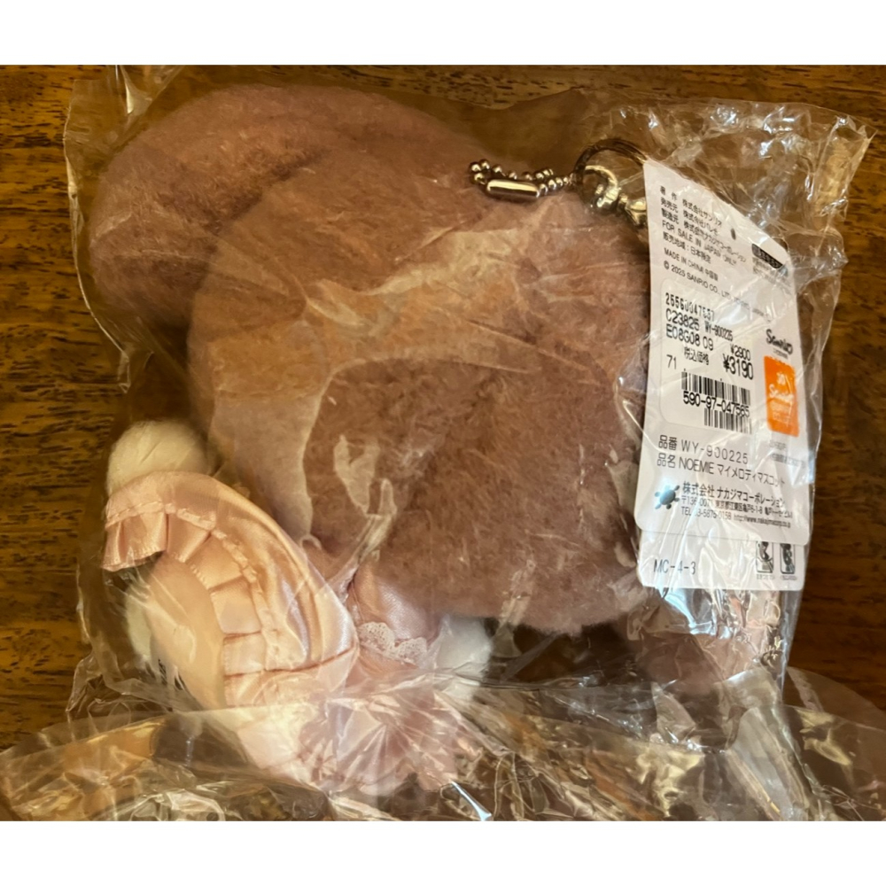 奶油點心兔~NOEMIE聯名美樂蒂粉紅愛心璀鑽大蝴蝶結莫卡迪粉吊飾娃~絨毛玩偶吊飾-細節圖4