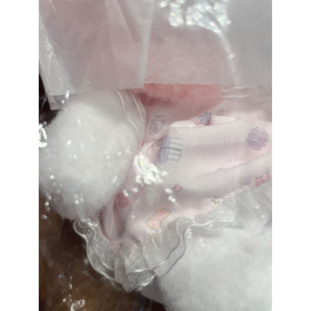 奶油點心兔~2023年美樂蒂生日烘焙系列：美樂蒂廚師服造型超美淡粉色洋裝奶油髮箍大娃/絨毛玩偶-細節圖3