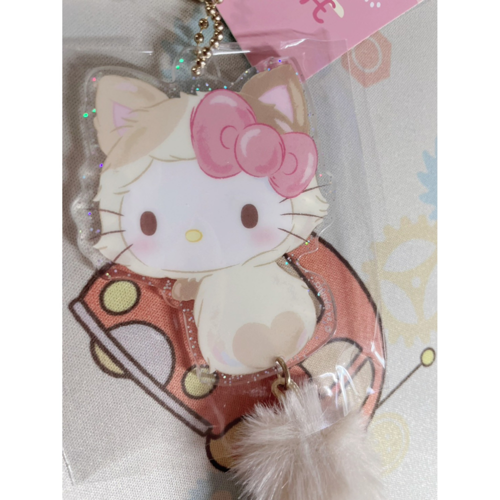 奶油點心兔~2024年Sanrio貓日系列：凱蒂貓Kitty毛茸茸貓尾八+壓克力鈴鐺吊飾~金色吊鍊~TY-細節圖3