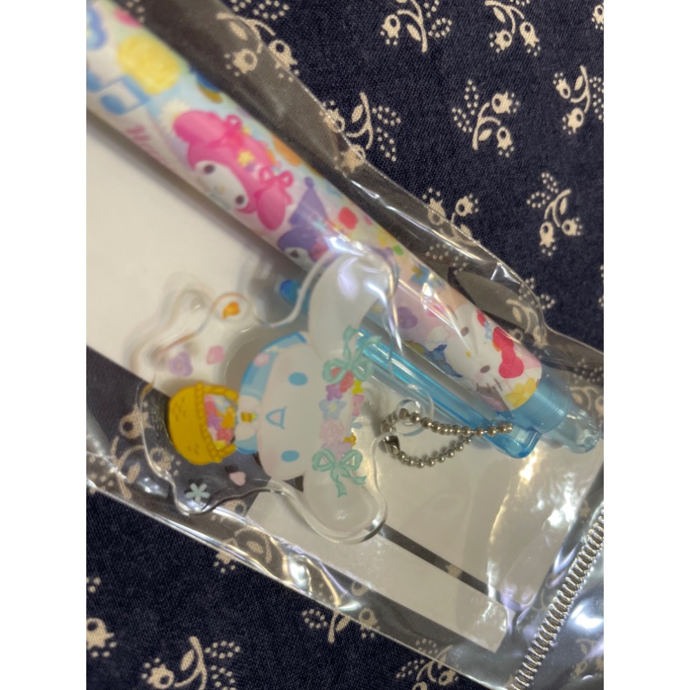 奶油點心兔：日本和諧樂園限定販售，春天的花園系列大耳狗喜拿壓克力吊飾原子筆，日本製-細節圖3