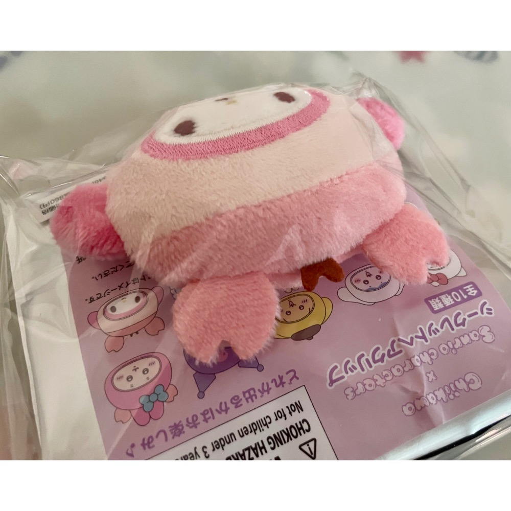 奶油點心兔：吉伊卡哇✖️三麗鷗聯名系列髮夾盲盒，美樂蒂變裝古本屋造型粉紅色絨毛髮夾，確認款-細節圖3