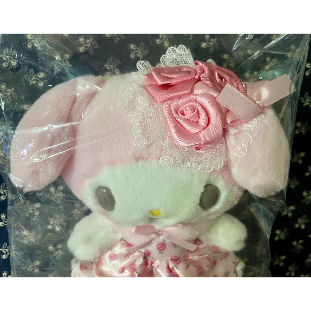 奶油點心兔：美樂蒂生日系列，粉紅色玫瑰花洋裝造型吊飾娃-細節圖3
