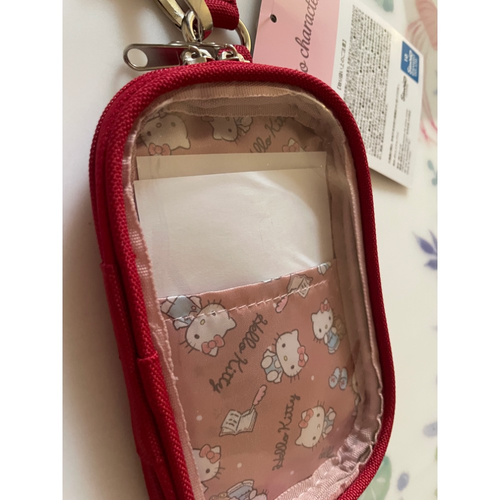 奶油點心兔：全新正版Hello Kitty紅色娃娃痛包、收納吊飾-細節圖2