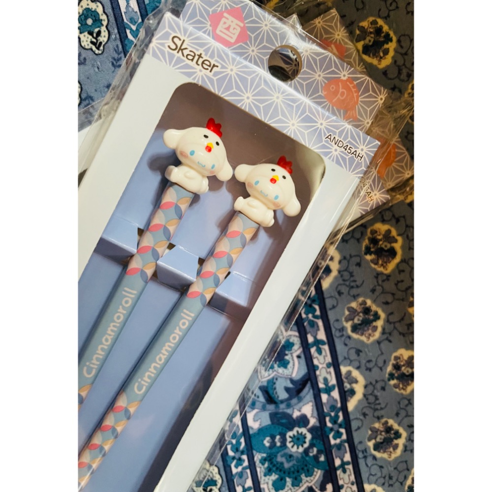 奶油點心兔：日本限定販售，三麗鷗十二生肖系列，大耳狗小生肖雞造型筷子筷箸禮盒組～天然木、筷架-細節圖2