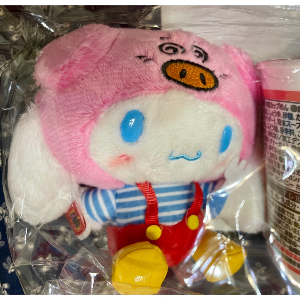 奶油點心兔：三麗鷗噗太郎 小豬泡麵聯名系列，大耳狗粉紅小豬吊飾娃+泡麵組-細節圖2