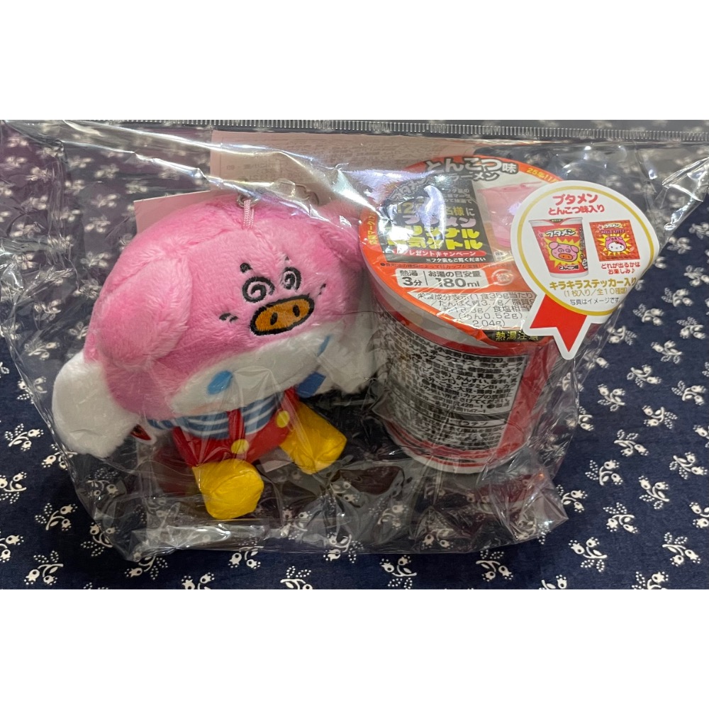 奶油點心兔：三麗鷗噗太郎 小豬泡麵聯名系列，大耳狗粉紅小豬吊飾娃+泡麵組-細節圖3