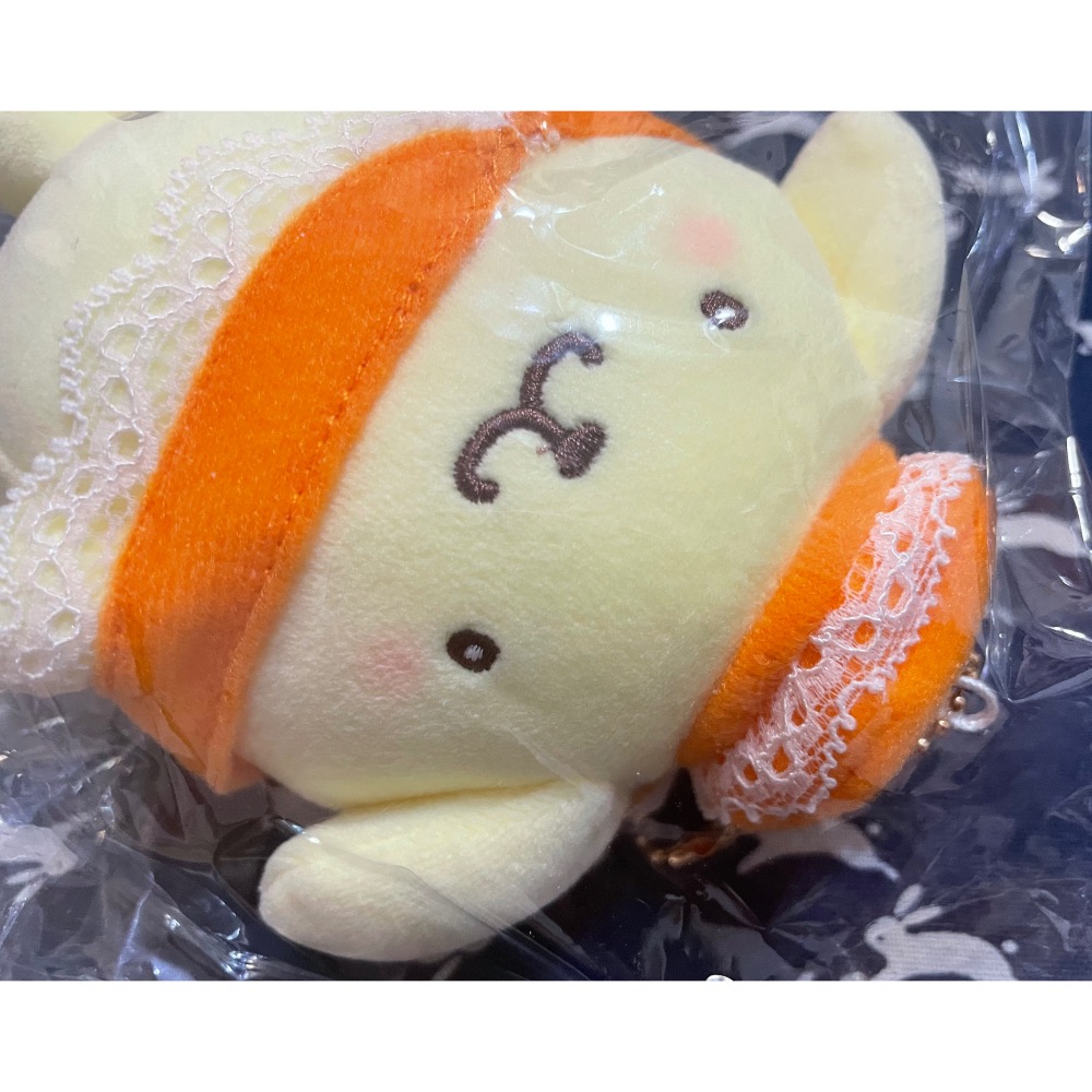 奶油點心兔：日本限定販售，布丁狗側身坐姿橘色蕾絲小貓+披肩造型吊飾娃娃-細節圖2