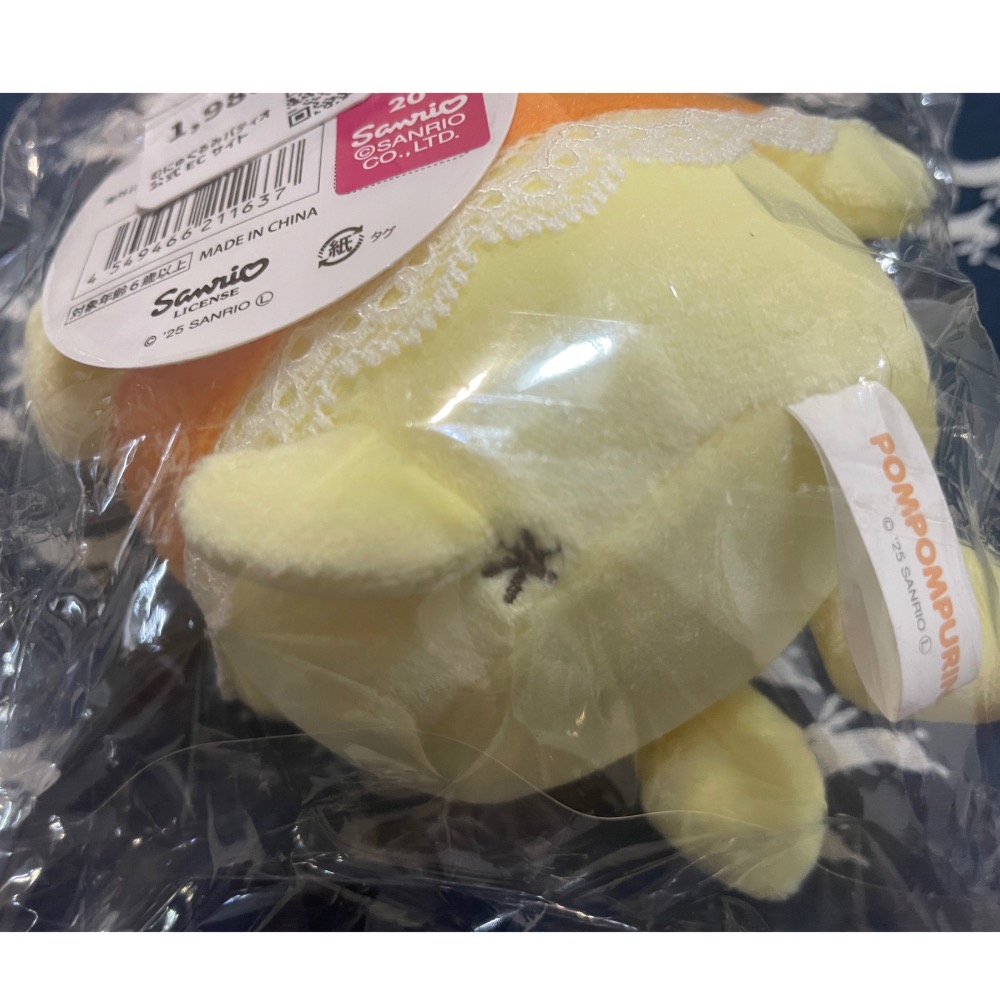 奶油點心兔：日本限定販售，布丁狗側身坐姿橘色蕾絲小貓+披肩造型吊飾娃娃-細節圖3
