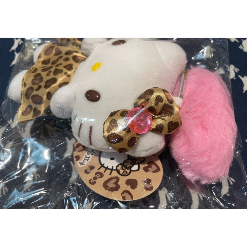奶油點心兔~全新正版Hello Kitty豹紋洋裝造型+粉紅毛球尾巴吊飾娃~-細節圖2