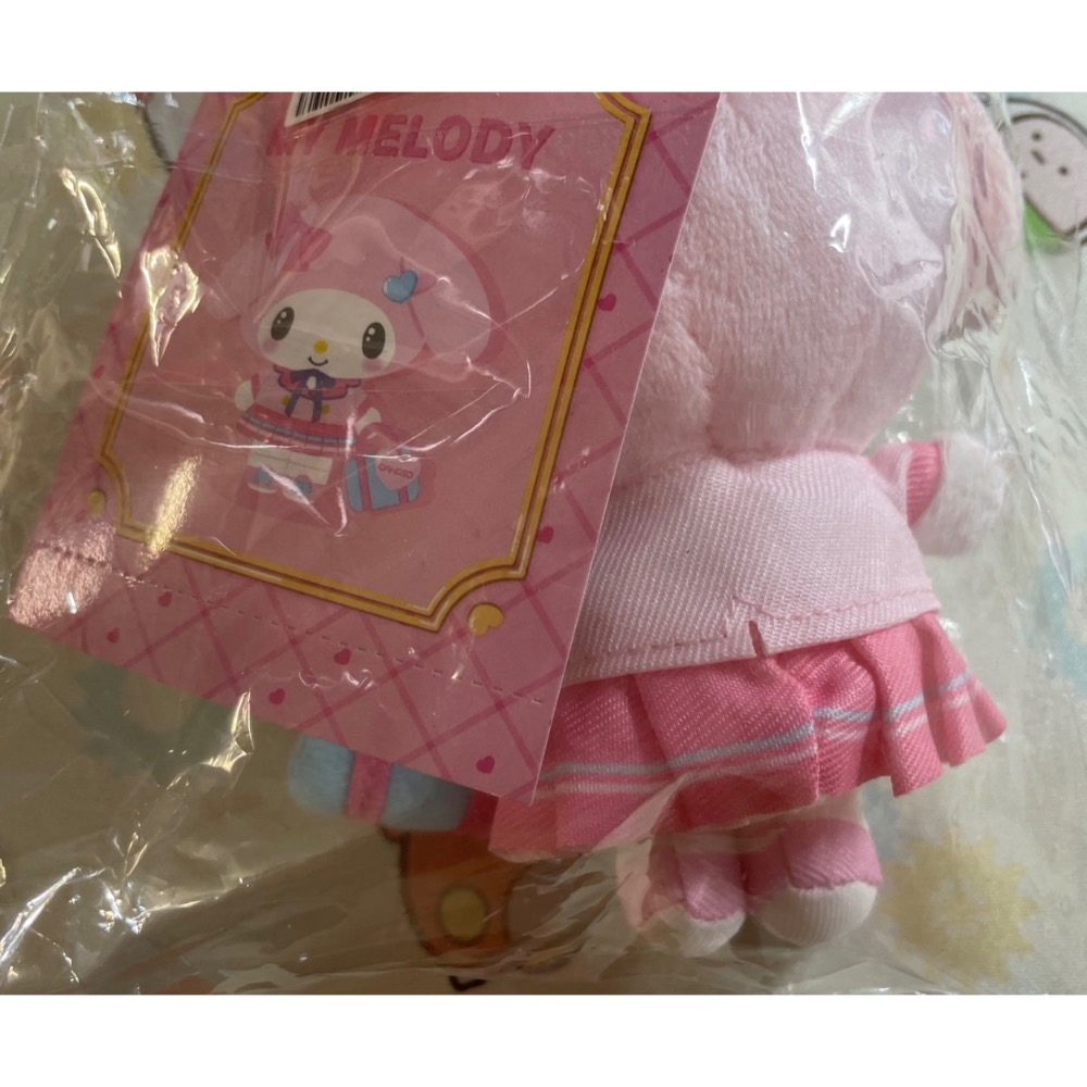 奶油點心兔：全新正版三麗鷗學園系列，美樂蒂學院風學生服造型吊飾娃～-細節圖3