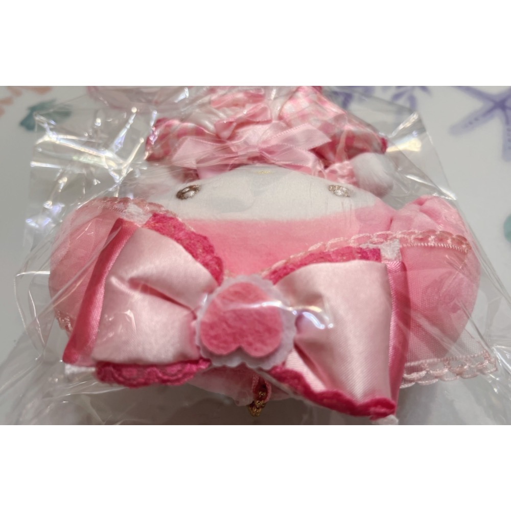奶油點心兔：日本限定販售，甜蜜系列第一代，美樂蒂粉色格紋蕾絲蝴蝶結洋裝造型吊飾娃-細節圖3