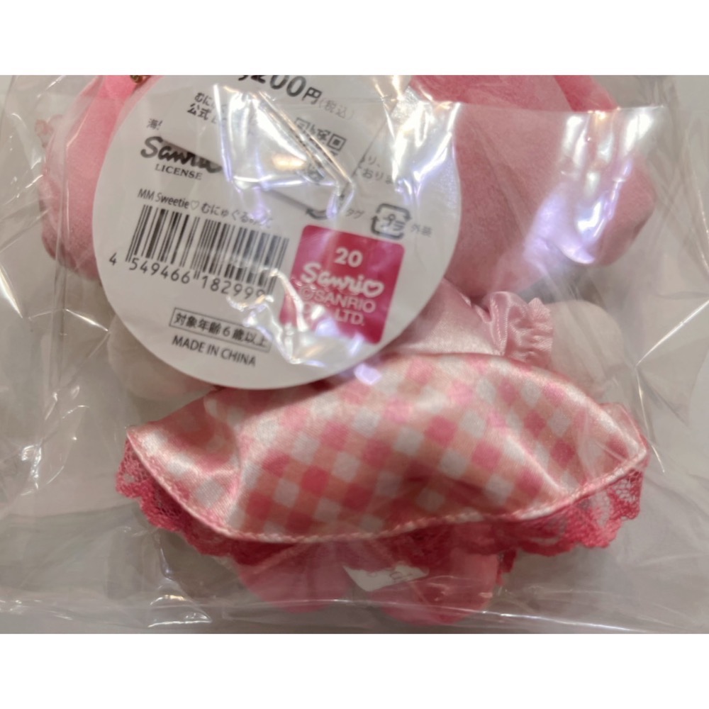 奶油點心兔：日本限定販售，甜蜜系列第一代，美樂蒂粉色格紋蕾絲蝴蝶結洋裝造型吊飾娃-細節圖4