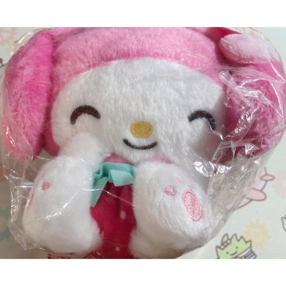奶油點心兔~2021年絕版sanrio草莓季系列：美樂蒂超可愛草莓裝造型絨毛玩偶/軟布娃~笑瞇瞇眼~彎彎眼-細節圖2