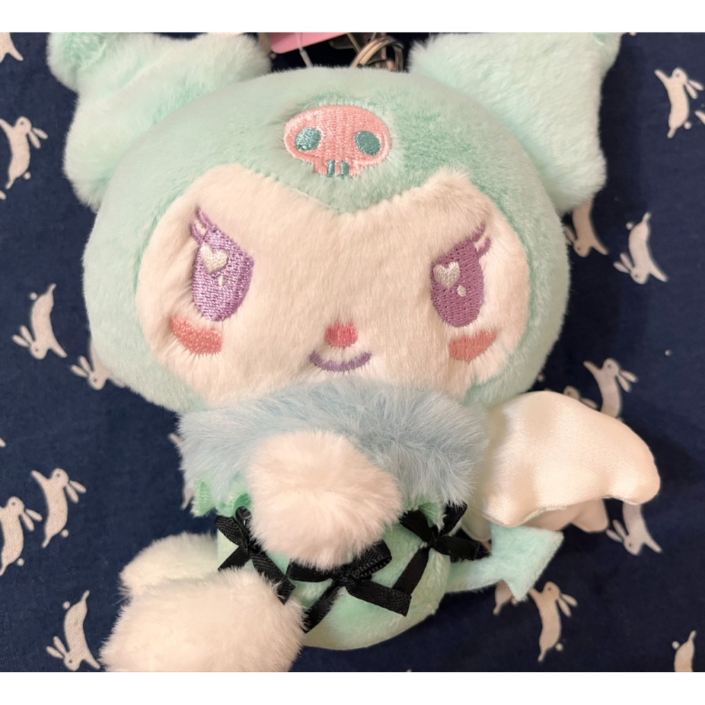 奶油點心兔~sanrio全新正版薄荷天使系列：酷洛米/庫洛米/KUROMI藍綠色天使造型鑰匙圈扣環吊飾娃/玩偶吊飾-細節圖2