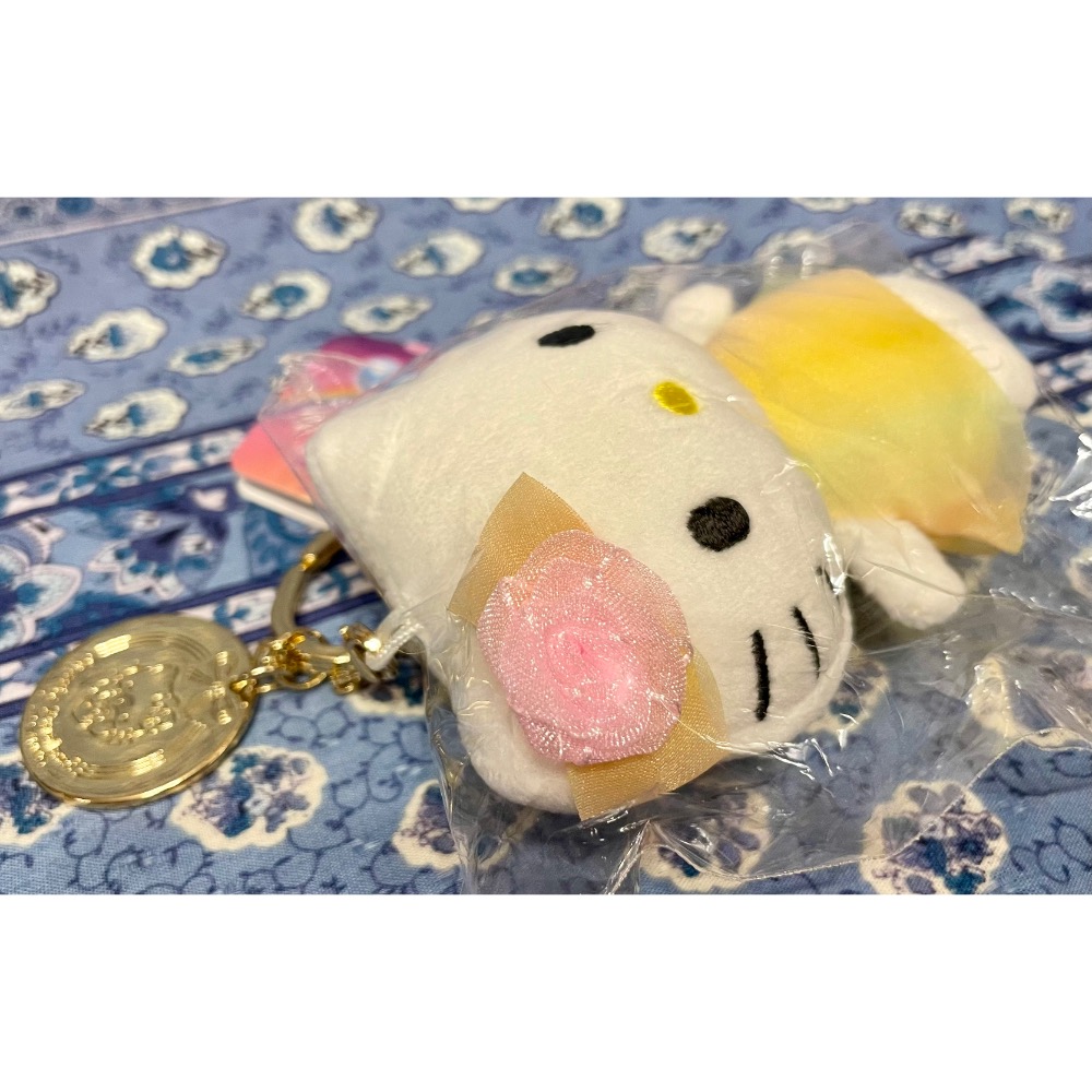 奶油點心兔：Sanrio彩虹樂園限定，Hello Kitty 妹妹黃色洋裝金色愛心鑰匙扣吊飾娃娃-細節圖2