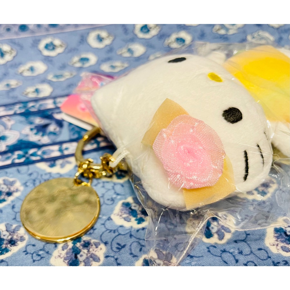 奶油點心兔：Sanrio彩虹樂園限定，Hello Kitty 妹妹黃色洋裝金色愛心鑰匙扣吊飾娃娃-細節圖3