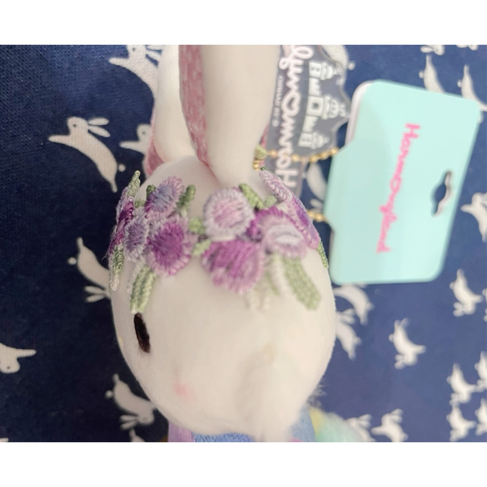 奶油點心兔~三麗鷗和諧樂園限定販售：許願兔花仙子歐風洋裝造型吊飾娃/絨毛玩偶吊飾-細節圖2