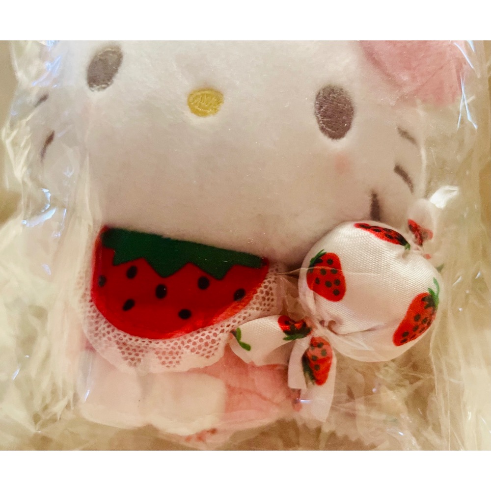 奶油點心兔：サクマ&三麗鷗聯名，Hello Kitty草莓牛奶糖造型絨毛玩偶吊飾、吊飾娃娃-細節圖2