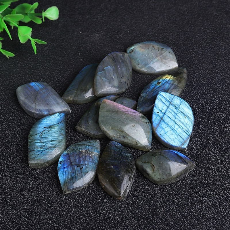 [水晶專賣24h出貨] 2-4CM藍光水滴型 拉長石 原石打磨 水晶 能量石 擺件 玉石 冥想-細節圖4
