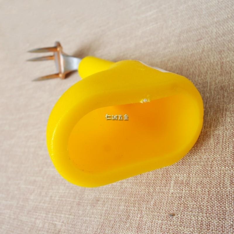 「仁誠五金」牛哥城 膠柄 三釘 布袋鈎 台灣製 三齒 布袋鉤 黃柄 麵粉袋勾 貨勾 貨鉤 布袋勾 米袋勾 米袋鉤 三爪-細節圖3