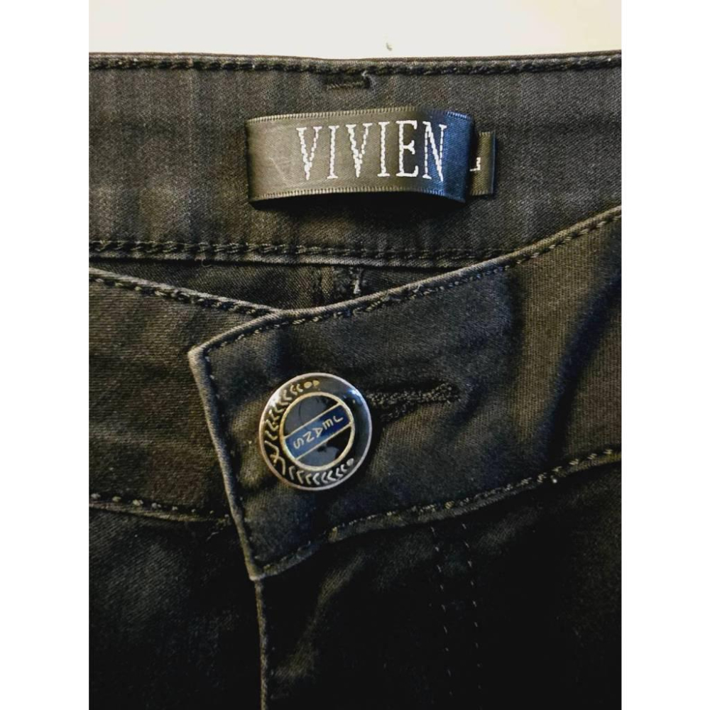關注折價 近全新【VIVIEN】日常通勤 車線設計黑長褲-細節圖3