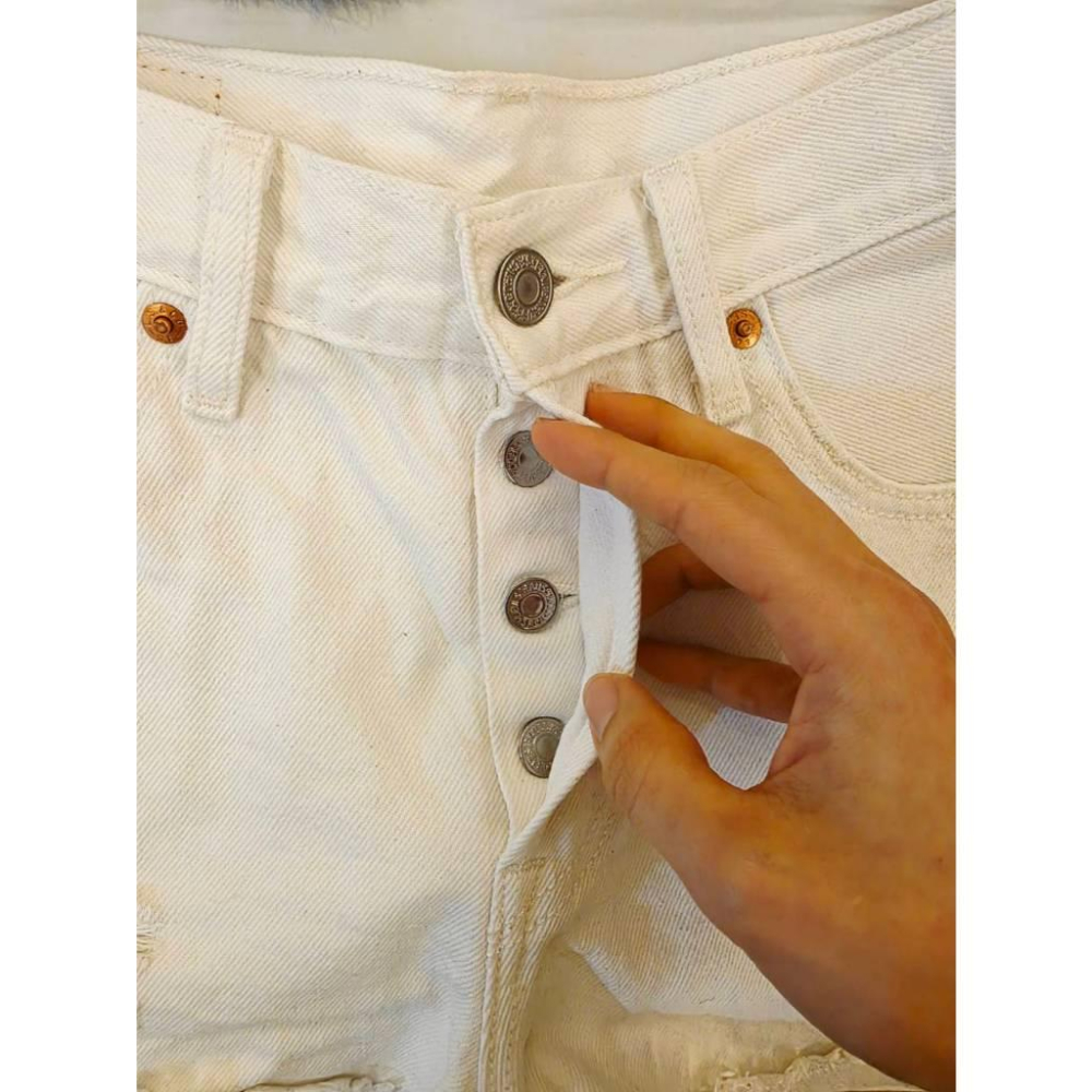關注折價 近全新【LEVI＇S】 501 排釦牛仔短褲 白色-細節圖3