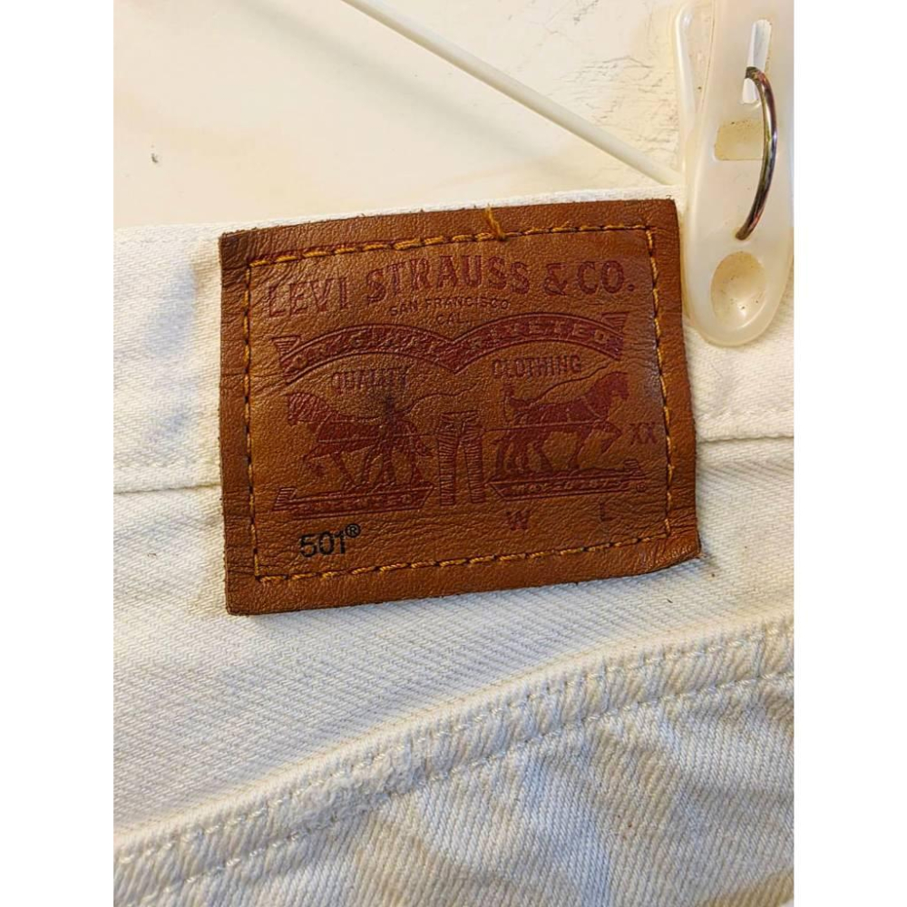 關注折價 近全新【LEVI＇S】 501 排釦牛仔短褲 白色-細節圖6