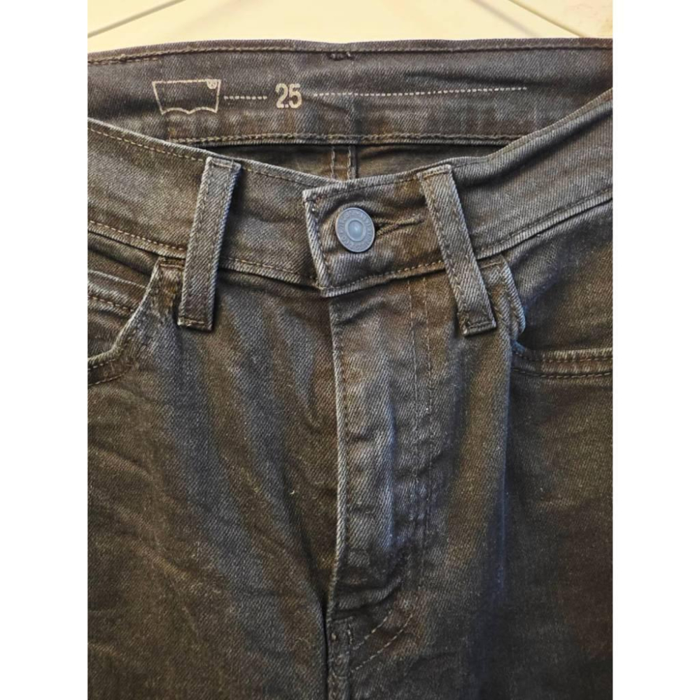 關注折價 近全新【LEVI＇S】深黑藍牛仔褲 窄管褲-細節圖2