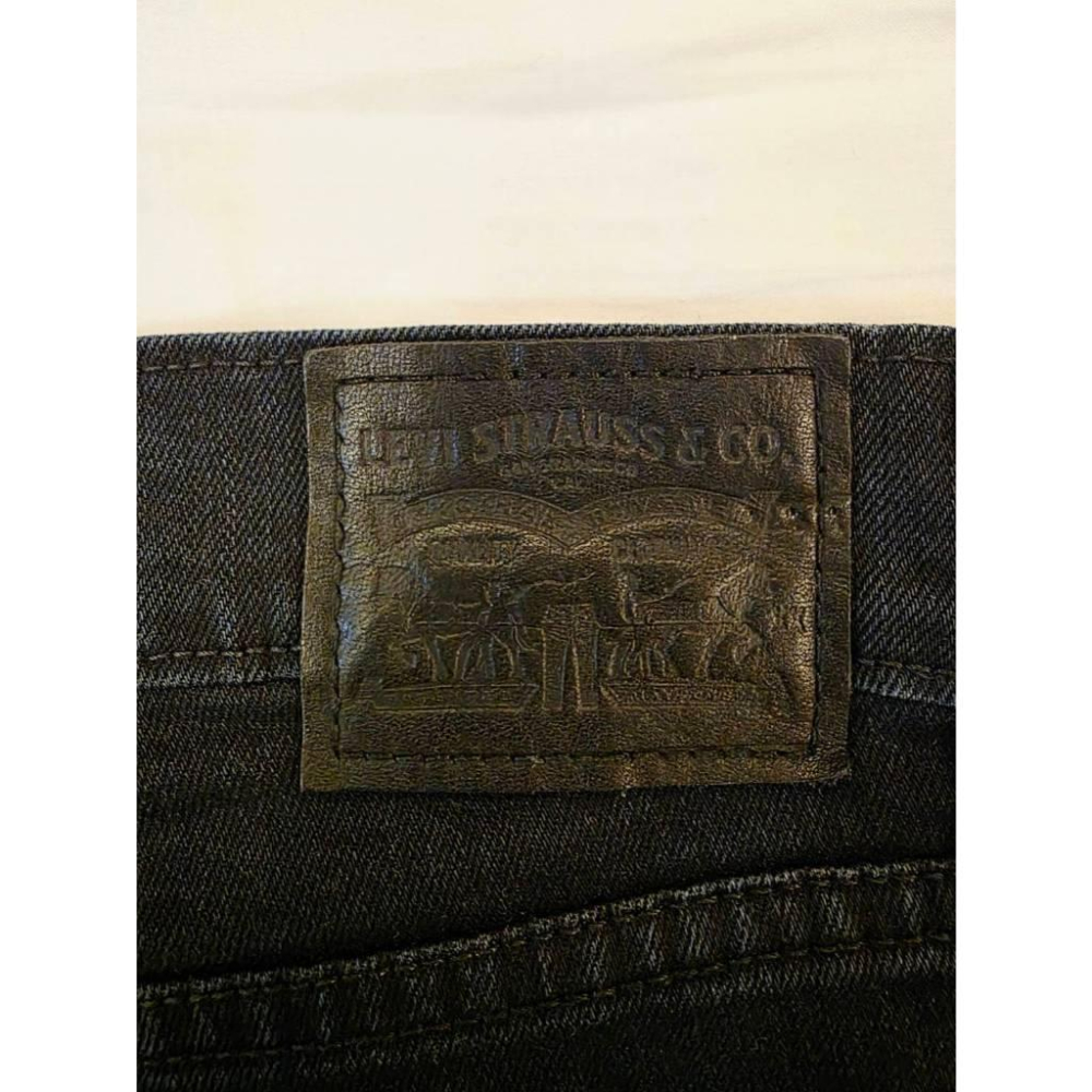 關注折價 近全新【LEVI＇S】深黑藍牛仔褲 窄管褲-細節圖5