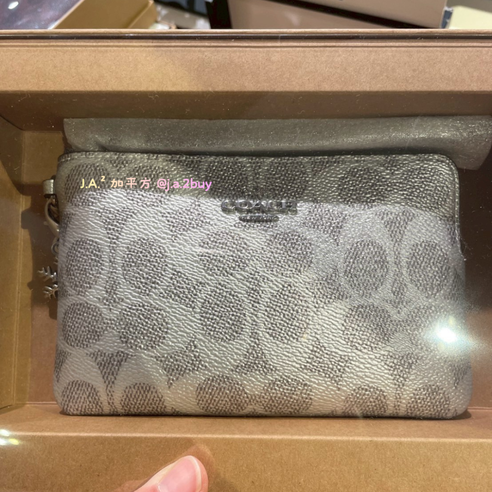 🍁J.A.²加平方🇨🇦代購🍁Coach 手拿包 禮盒  送禮 聖誕節 交換禮物❗️現貨+預購❗️-細節圖6