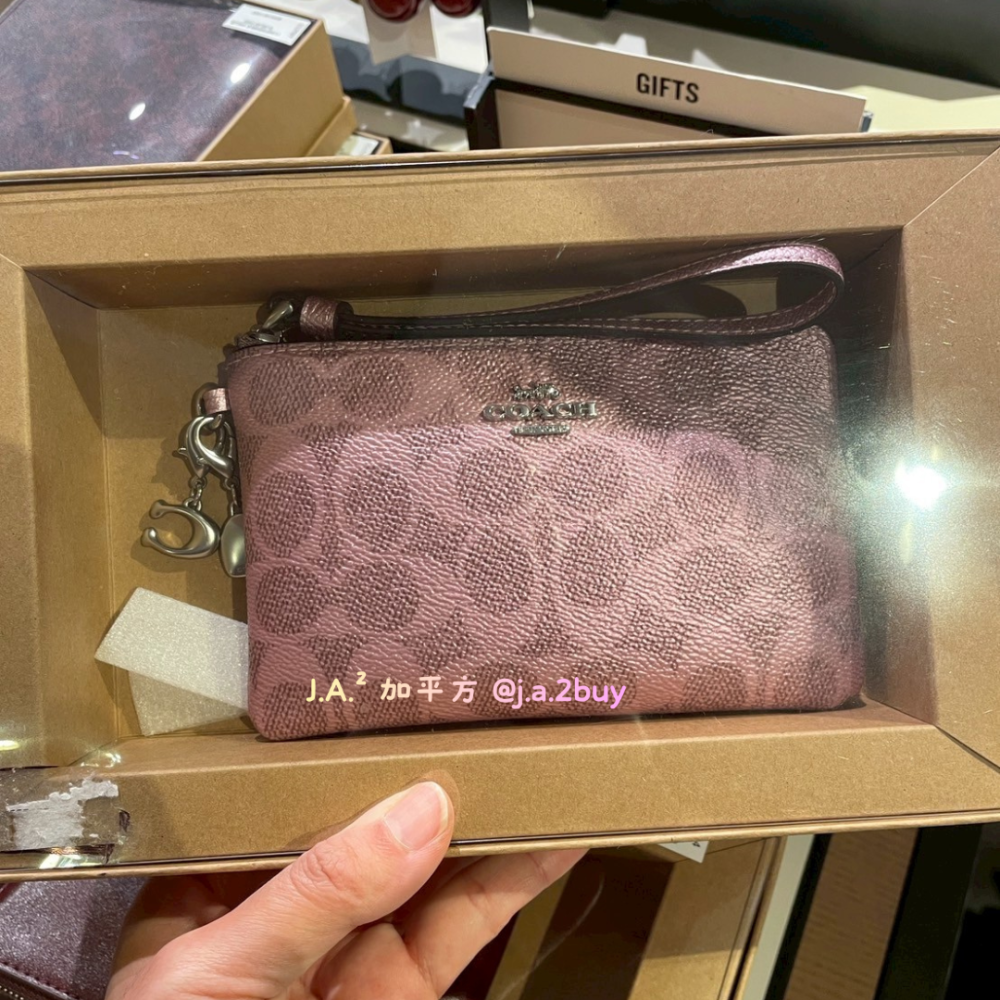 🍁J.A.²加平方🇨🇦代購🍁Coach 手拿包 禮盒  送禮 聖誕節 交換禮物❗️現貨❗️-細節圖7