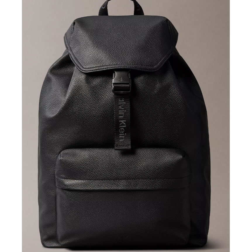 🍁J.A.²加平方🇨🇦代購🍁 Calvin Klein 都會時尚 皮革掀蓋 抽繩後背包❗️預購❗️-細節圖2