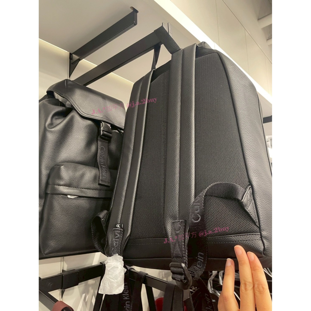🍁J.A.²加平方🇨🇦代購🍁 Calvin Klein 都會時尚 皮革掀蓋 抽繩後背包❗️預購❗️-細節圖6