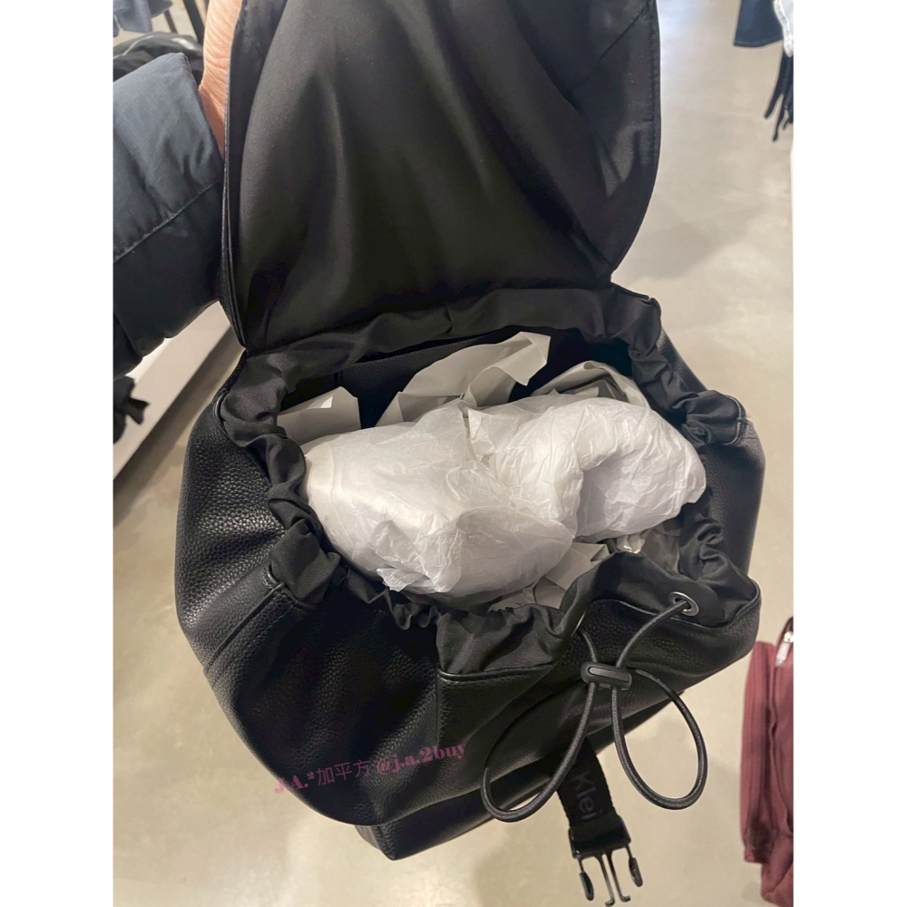 🍁J.A.²加平方🇨🇦代購🍁 Calvin Klein 都會時尚 皮革掀蓋 抽繩後背包❗️預購❗️-細節圖7