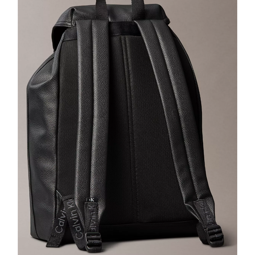 🍁J.A.²加平方🇨🇦代購🍁 Calvin Klein 都會時尚 皮革掀蓋 抽繩後背包❗️現貨❗️-細節圖3