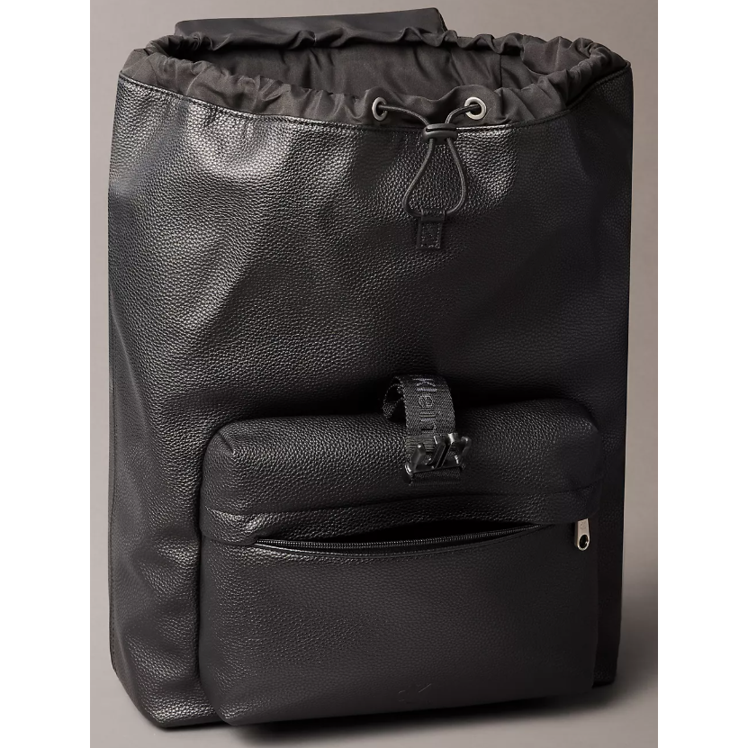 🍁J.A.²加平方🇨🇦代購🍁 Calvin Klein 都會時尚 皮革掀蓋 抽繩後背包❗️現貨❗️-細節圖4