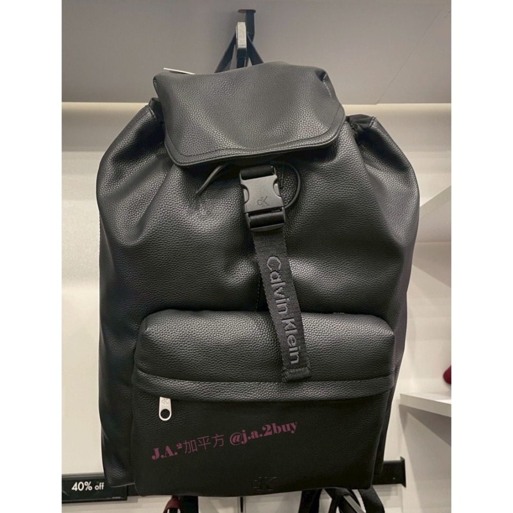 🍁J.A.²加平方🇨🇦代購🍁 Calvin Klein 都會時尚 皮革掀蓋 抽繩後背包❗️現貨❗️-細節圖5